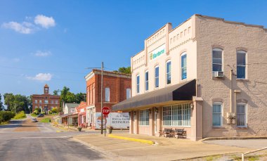 Elizabethtown, Illinois, ABD - 24 Ağustos 2021: Arka planda Hardin İlçe Adliyesi olan ana caddede eski iş bölgesi