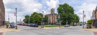 Effingham, Illinois, ABD - 18 Ağustos 2021: Tarihi Effingham İlçe Mahkemesi ve Savaş Anıtı