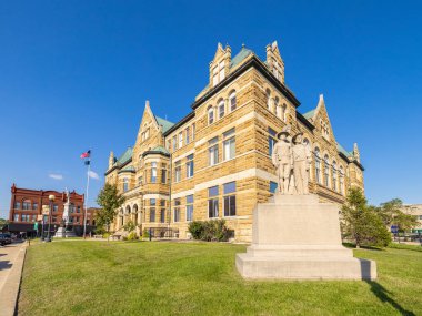 Charleston, Illinois, ABD - 28 Eylül 2021: Tarihi Coles County Adliyesi ve Birinci Dünya Savaşı Anıtı