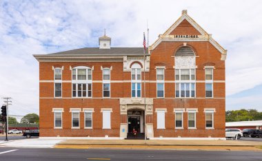 Carmi, Illinois, ABD - 1 Ekim 2021: Tarihi Beyaz İlçe Mahkemesi