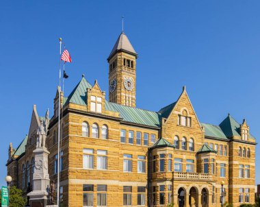 Charleston, Illinois, ABD - 28 Eylül 2021: Tarihi Coles County Adliyesi ve İç Savaş Anıtı
