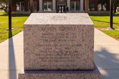 Sarita, Teksas, ABD - 18 Eylül 2021: Stone, Kenedy County 'nin adliyedeki tarihini anlatıyor