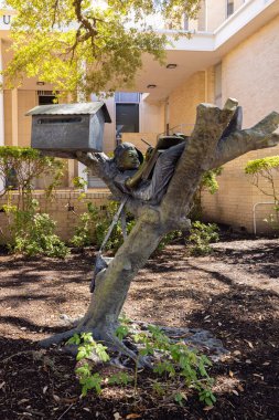 Conroe, Teksas, ABD - 17 Ekim 2021: İlçede Çocuk Esirgeme Kurumu Ödülünü destekleyen Plaket ve Çocuk Heykelleri