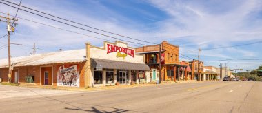 Woodville, Teksas, ABD - 17 Ekim 2021: ABD HWY 190 'daki eski iş bölgesi