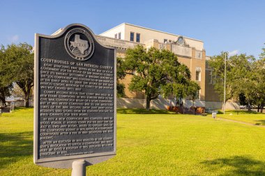 Sinton, Teksas, ABD - 20 Eylül 2021: Plaque Adliye Sarayı 'nın tarihini anlatıyor