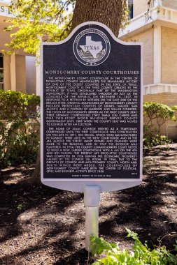 Conroe, Teksas, ABD - 17 Ekim 2021 Plaque Montgomery Eyalet Adliyesi 'nin Tarihini anlatıyor