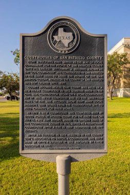 Sinton, Teksas, ABD - 20 Eylül 2021: Plaque Adliye Sarayı 'nın tarihini anlatıyor