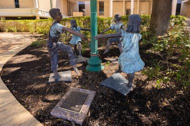 Conroe, Teksas, ABD - 17 Ekim 2021: İlçede Çocuk Esirgeme Kurumu Ödülünü destekleyen Plaket ve Çocuk Heykelleri