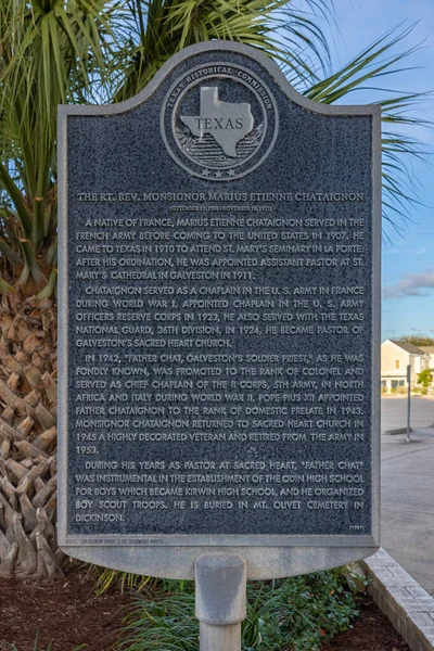 Galveston, Teksas, ABD - 23 Kasım 2021: Plaque, Monsenyör Marius Etienne Chataignon 'un hikayesini anlatıyor