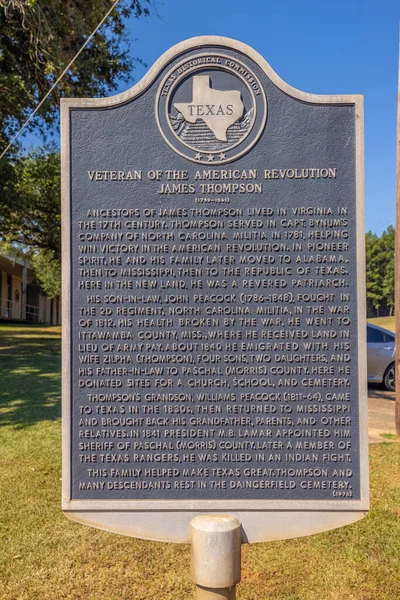 Daingerfield, Teksas, ABD - 26 Eylül 2021: Morris County Adliyesi 'nde James Thompson' ın geçmişine sahip plaket