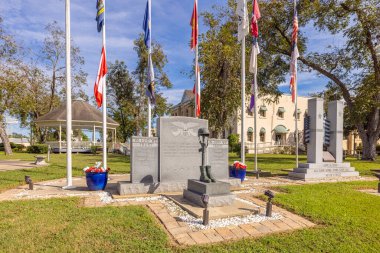 Jasper, Teksas, ABD - 17 Ekim 2021 Jasper İlçe Mahkemesi ve savaş anıtı