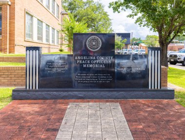 Lufkin, Teksas, ABD - 28 Haziran 2021: Angelina İlçe Mahkemesi ve Barış Memurları Anıtı