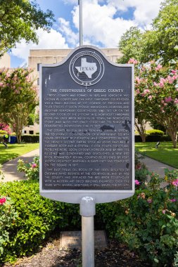 Longview, Teksas, ABD - 30 Haziran 2021: Gregg İlçe Adliyesi 'nin tarihini anlatan plaket