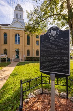 Jasper, Teksas, ABD - 17 Ekim 2021 Jasper County Adliyesi, mahkeme tarihini anlatan bir plaketle