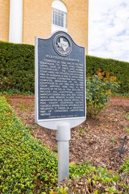 Livingston, Teksas, ABD - 28 Haziran 2021: Plaque İlçe Adliyesi 'nin tarihini anlatıyor