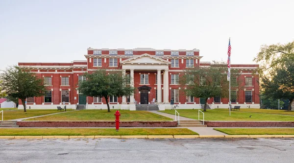 Groveton, Teksas, ABD - 26 Eylül 2021: Trinity County Adliyesi