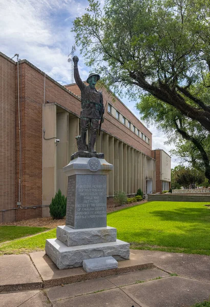 Lufkin, Teksas, ABD - 28 Haziran 2021: Angelina İlçe Mahkemesi ve Dünya Savaşı Anıtı