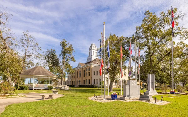 Jasper, Teksas, ABD - 17 Ekim 2021 Jasper İlçe Mahkemesi ve savaş anıtı