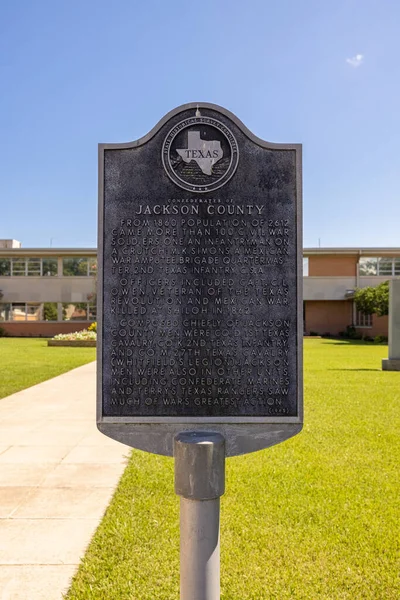 Edna, Teksas, ABD - 20 Eylül 2021: Plaque, Jackson County 'nin tarihini anlatıyor