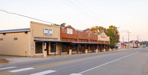 Groveton, Teksas, ABD - 26 Eylül 2021: 1. caddedeki eski iş bölgesi