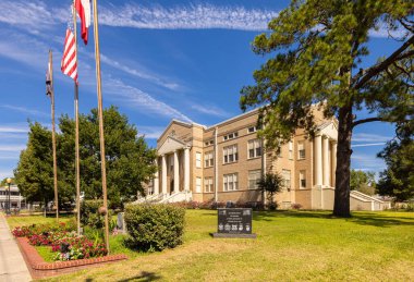 Coldspring, Teksas, ABD - 17 Ekim 2021: San Jacinto İlçe Mahkemesi ve Savaş Anıtı