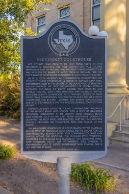 Beeville 'de. Teksas, ABD - 25 Eylül 2021 Bee County tarihli plaket, Adliye Sarayı