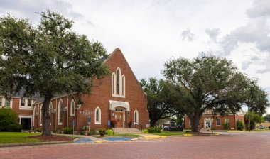 Groesbeck, Teksas, ABD - 17 Ağustos 2021: Devlet Caddesi 'ndeki İlk Metodist Kilisesi