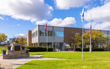 Cheboygan, Michigan, ABD - 23 Ekim 2021: Cheboygan İlçe Mahkemesi ve savaş anıtı