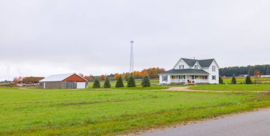 McBain, Michigan, ABD - 22 Ekim 2021: Call Road boyunca sonbahar boyunca bir çiftlik evi ve bir ahır