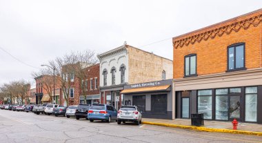 Allegan, Michigan, ABD - 21 Ekim 2021 Hubbard Caddesi 'ndeki eski iş bölgesi