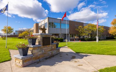 Cheboygan, Michigan, ABD - 23 Ekim 2021: Cheboygan İlçe Mahkemesi ve savaş anıtı