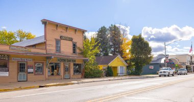 Alanson, Michigan, ABD - 23 Ekim 2021: Burr Caddesi 'ndeki Eski İş Bölgesi