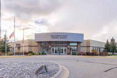 Roscommon, Michigan, ABD - 23 Ekim 2021: Roscommon County Belediye Binası