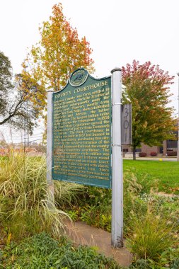Adrian, Michigan, ABD - 24 Ekim 2021: İlçe tarihini anlatan tarihi Lenawee İlçe Adliyesi