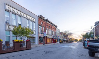 Mount Pleasant, Michigan, ABD - 22 Ekim 2021: Broadway Caddesi 'ndeki iş bölgesi