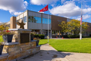 Cheboygan, Michigan, ABD - 23 Ekim 2021: Cheboygan İlçe Mahkemesi ve savaş anıtı