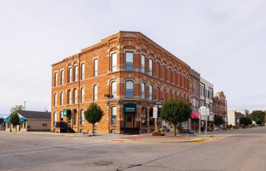 Ithaca, Michigan, ABD - 24 Ekim 2021: Tarihi Şehir Merkezi ve Center Street 'te görüldü