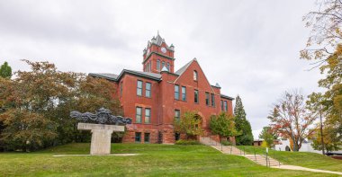 Traverse City, Michigan, ABD - 22 Ekim 2021: The Grand Traverse County Adliyesi