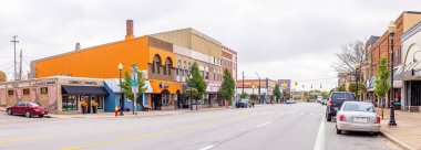 Cadillac, Michigan, ABD - 22 Ekim 2021: Mitchell Caddesi 'nde görülen tarihi şehir