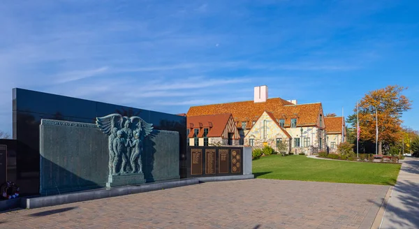 Midland, Michigan, ABD - 24 Ekim 2021: Midland County Adliyesi ve savaş anıtı