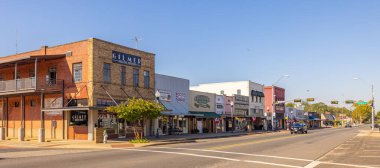 Gilmer, Teksas, ABD - 26 Eylül 2021: Tyler Caddesi 'ndeki eski iş bölgesi