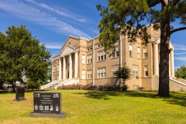 Coldspring, Teksas, ABD - 17 Ekim 2021: San Jacinto İlçe Mahkemesi ve Savaş Anıtı