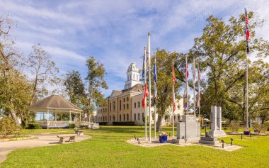 Jasper, Teksas, ABD - 17 Ekim 2021 Jasper İlçe Mahkemesi ve savaş anıtı