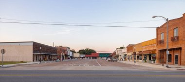 Groveton, Teksas, ABD - 26 Eylül 2021: Ana Cadde 'deki eski iş bölgesi