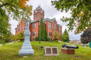 Traverse City, Michigan, ABD - 22 Ekim 2021: Grand Traverse County Adliyesi ve iç savaş anıtı
