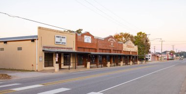 Groveton, Teksas, ABD - 26 Eylül 2021: 1. caddedeki eski iş bölgesi