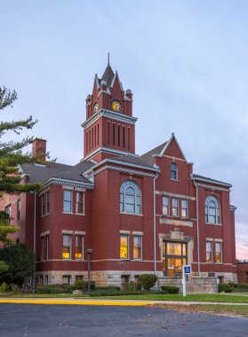 Bellaire, Michigan, ABD - 22 Ekim 2021: The Historict Antrim County Adliyesi