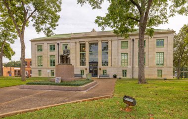 San Augustine, Teksas, ABD - 17 Ekim 2021 San Augustine Eyalet Mahkemesi ve James Pinckney Henderson 'ın ilk Teksas Valisi