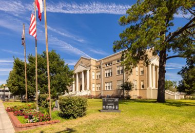 Coldspring, Teksas, ABD - 17 Ekim 2021: San Jacinto İlçe Mahkemesi ve Savaş Anıtı