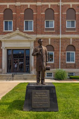 Marshall, Illinois, ABD - 18 Ağustos 2021 Tarihi Clark County Adliyesi ve Abraham Lincoln Heykeli